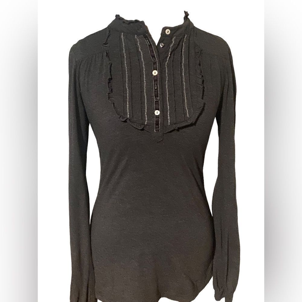 Day trip size medium button accents cute top in excellent condition